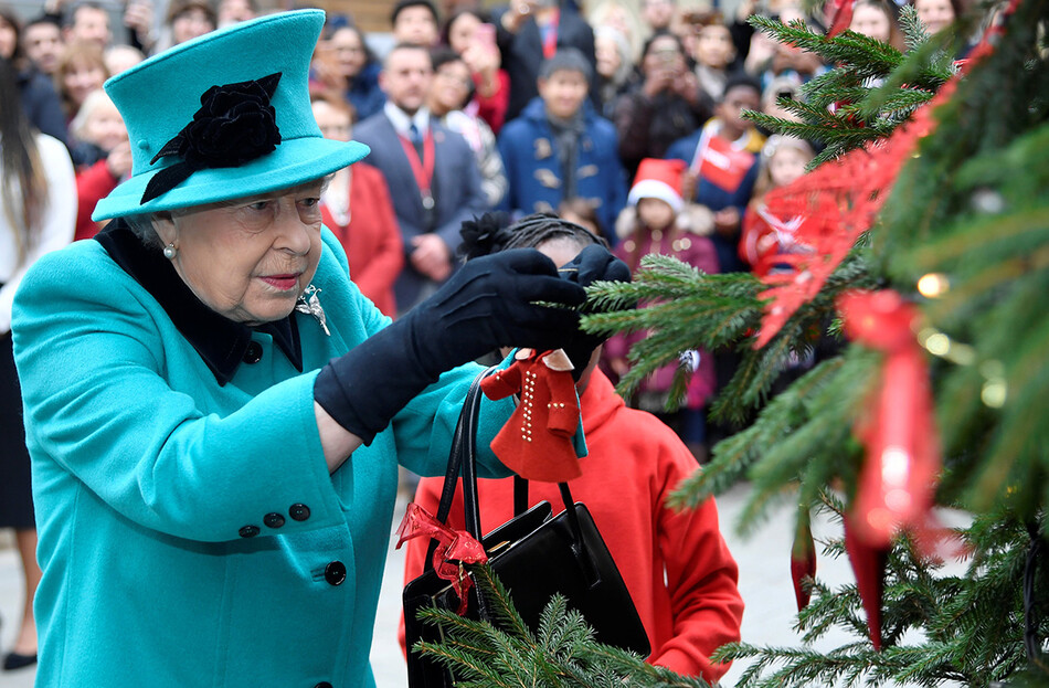Почему королева не снимает рождественские украшения до февраля?