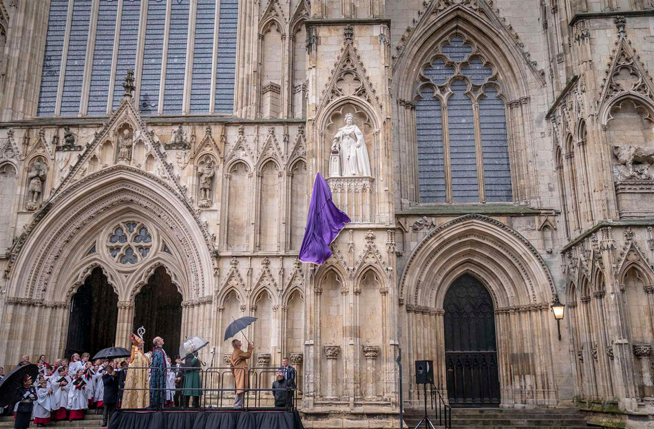 Король Карл III рядом с Камиллой, королевой-консортом открывает статую королевы Елизаветы II, помещённую в нишу Йоркского собора 9 ноября 2022 года в графстве Йоркшир, Англия