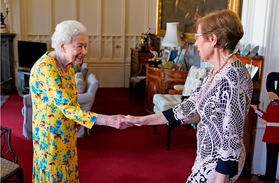 Королева Великобритании Елизавета II приветствует губернатора Нового Южного Уэльса Маргарет Бизли во время аудиенции в Виндзорском замке в Виндзоре, 22 июня 2022 года