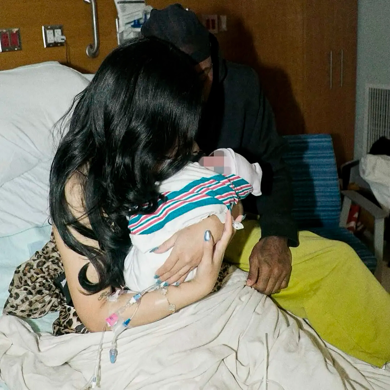 Карди Би показала первые фото новорождённого сына от Стефона Диггса