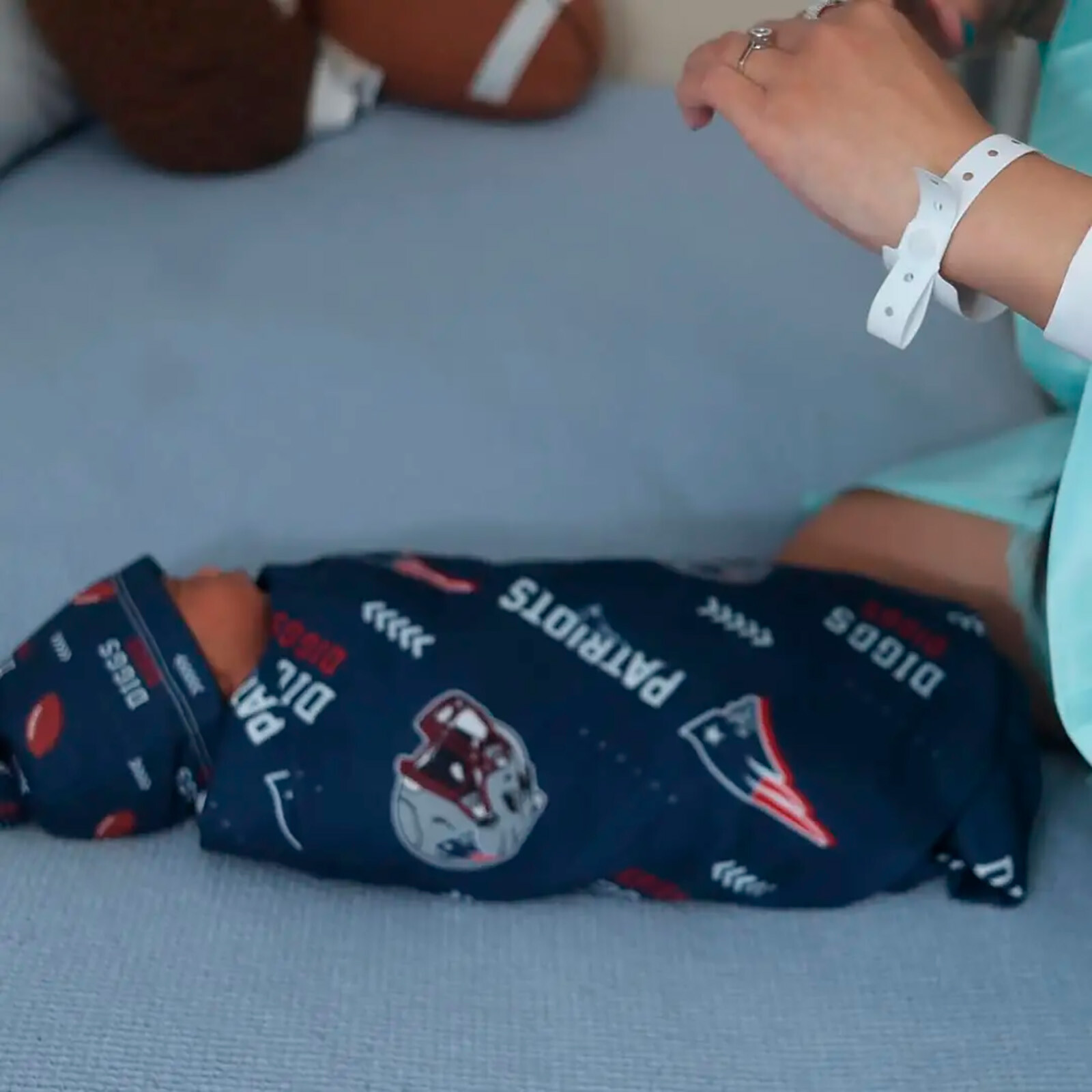 Карди Би показала первые фото новорождённого сына от Стефона Диггса