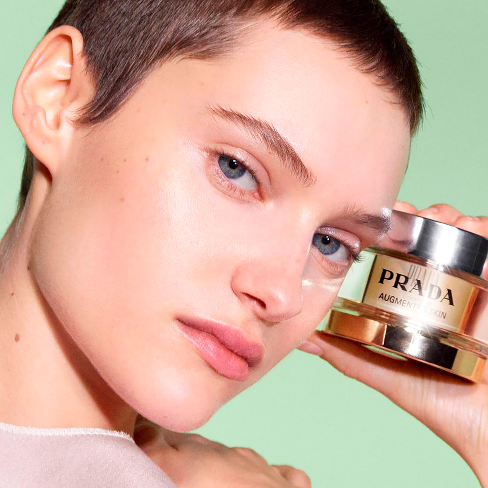 Prada Beauty планирует запуск производства косметики и средств по уходу за кожей