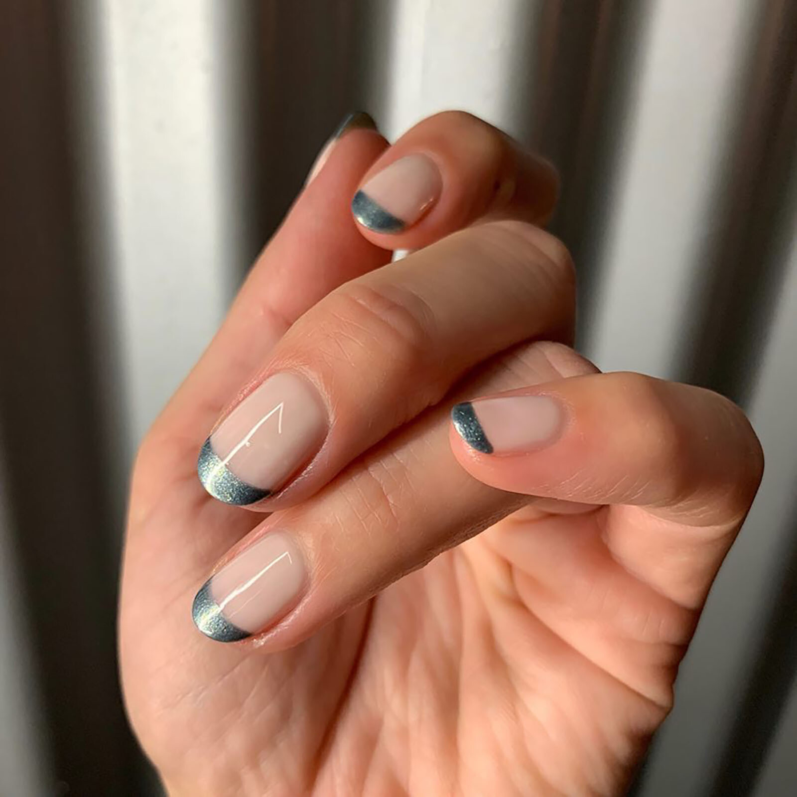 7 трендовых идей маникюра на зиму 2025