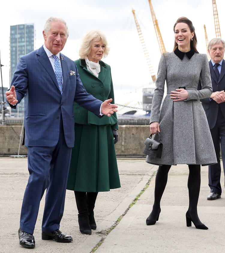 Принц Чарльз, принц Уэльский и Камилла, герцогиня Корнуольская с Кэтрин, герцогиней Кембриджской прибывают с визитом в учебный Фонд принца по поддержке искусства и культуры на Тринити-Буй-Уорф 3 февраля 2022 года в Лондоне, Англия&nbsp;