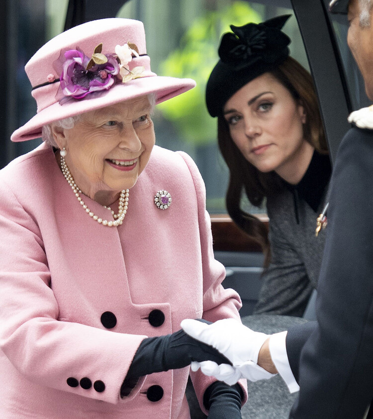 Королева Елизавета II и герцогиня Кембриджская посетили Королевский колледж Лондона