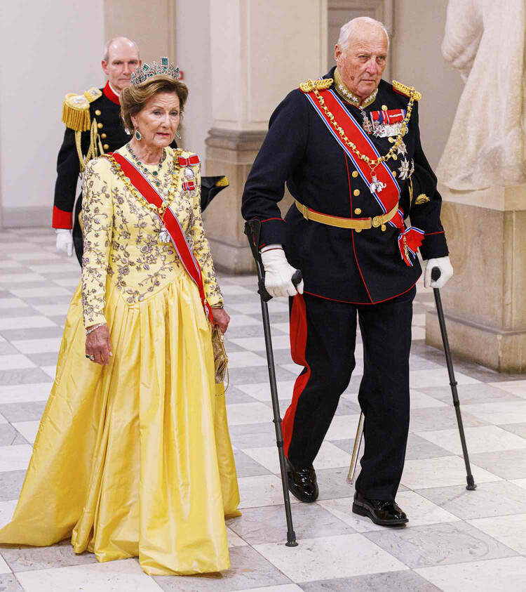 Королева Норвегии Соня и король Норвегии Харальд V во дворце Кристиансборг на гала-ужине в честь 50-летия восшествия на престол королевы Дании Маргрете II 10 сентября 2022 года в Копенгагене, Дании