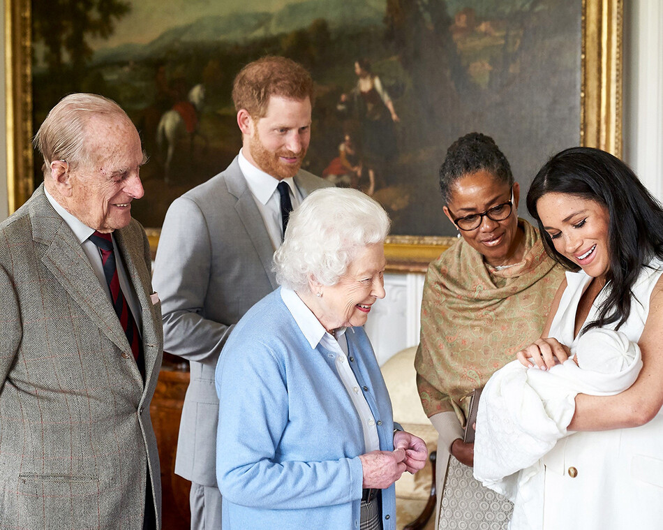 Герцог и герцогиня Сассекские показывают своего нового сына Арчи, королеве Елизавете II, принцу Филиппу и Дории Рагланд в Виндзорском замке 8 мая 2019 года в Виндзоре, Англия 