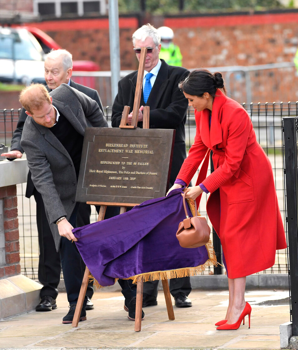 Принц Гарри и Меган Маркл открывают новую скульптуру, воздвигнутую в ноябре в ознаменование 100-летия со дня смерти Уилфреда Оуэна, во время визита Биркенхеда на Гамильтон-сквер 14 января 2019 года в Биркенхед, Великобритания
