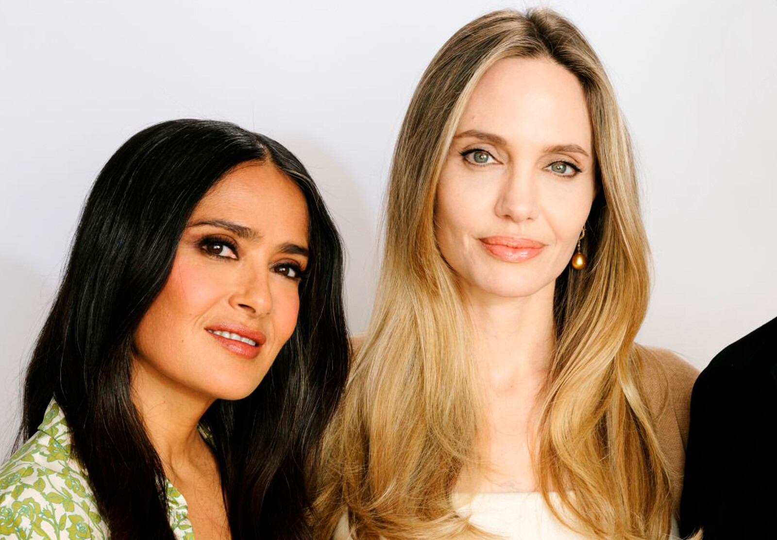 Анджелина Джоли и Сальма Хайек удивили пассажиров, выбрав обычный рейс