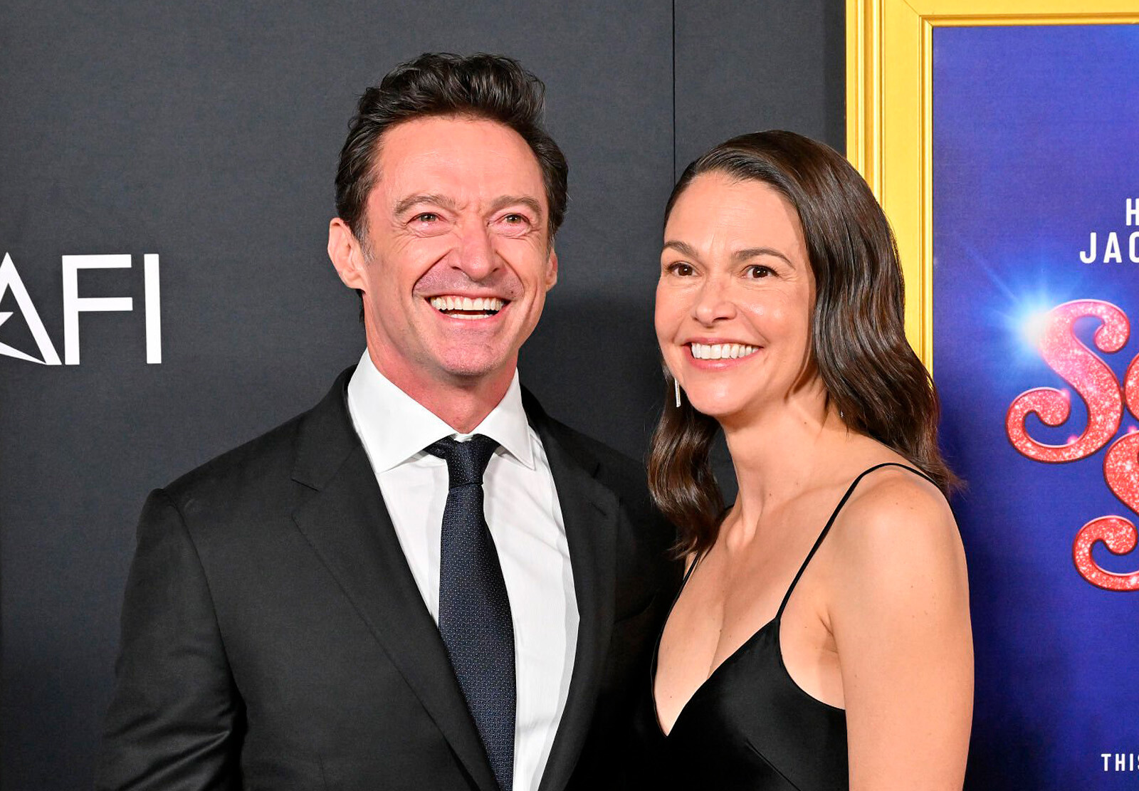 Хью Джекман и Саттон Фостер посещают заключительный гала-фестиваль AFI Fest 2025 — премьеру фильма «Song Sung Blue» в Китайском театре TCL 26 октября 2025 года в Голливуде, Калифорния