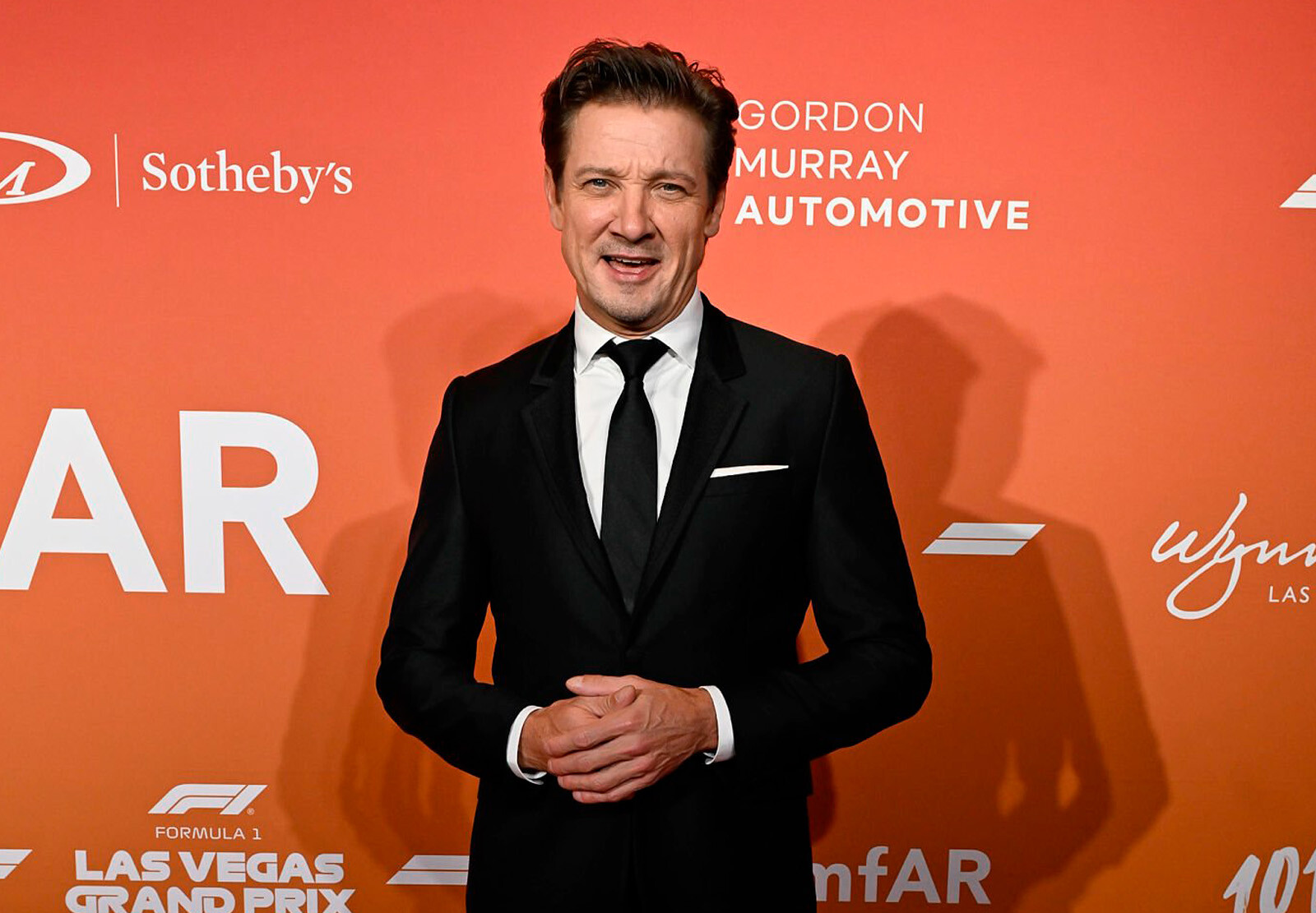 Джереми Реннер впервые вышел в свет после скандала о домогательствах