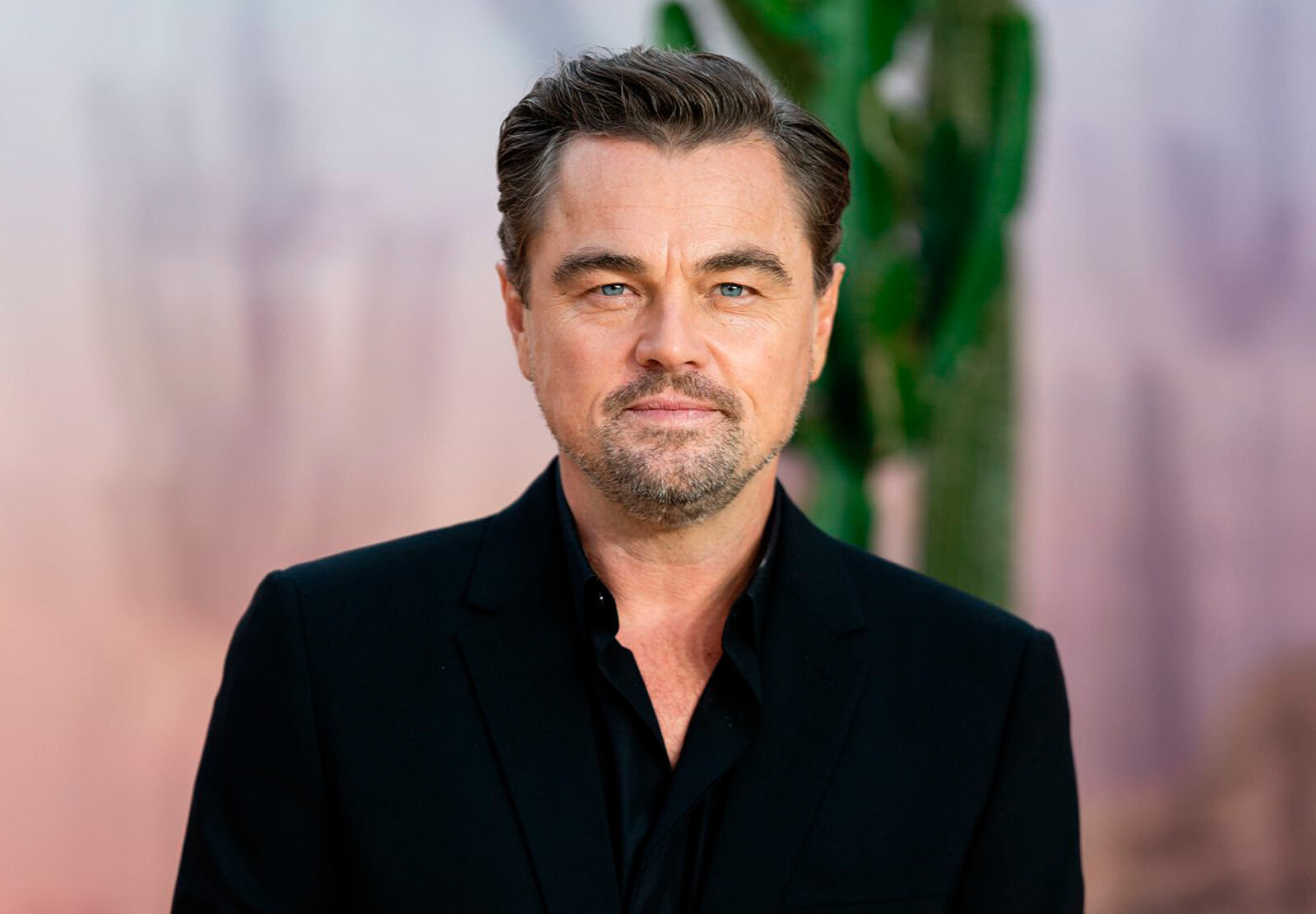 Леонардо Ди Каприо покидает выставку Art Basel Miami Beach 6 декабря 2025 года в Майами-Бич, Флорида