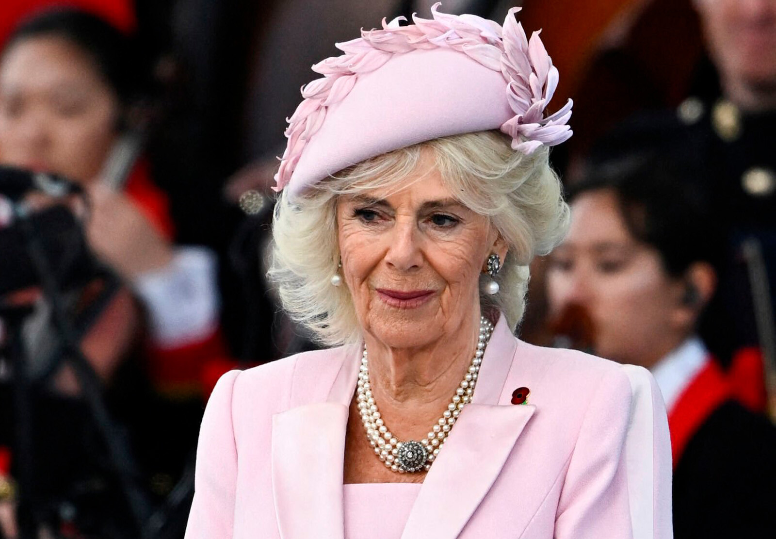 Почему королева Камилла выбрала розовое платье для памятной церемонии D-Day