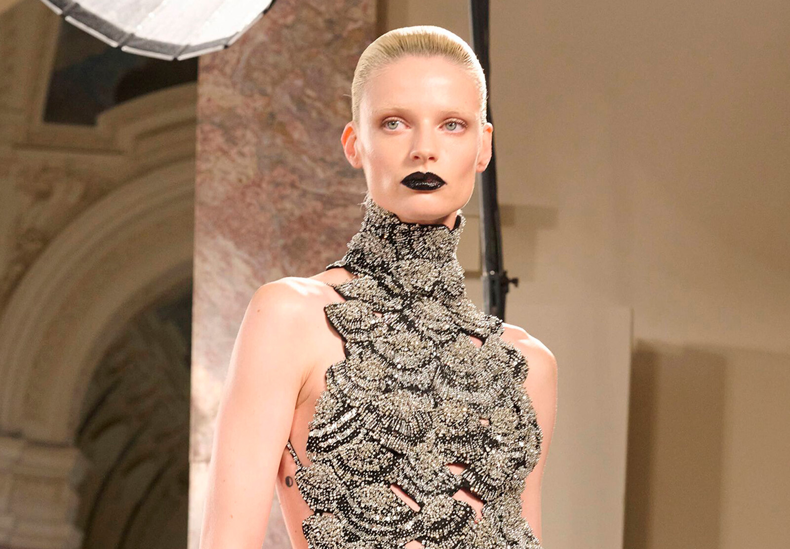Schiaparelli возвращает моду на чёрную помаду