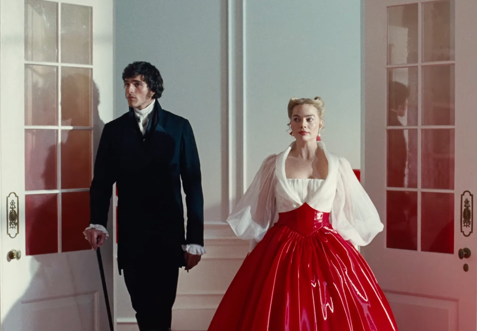 Красное латексное платье и новый трек Charli XCX: вышел второй трейлер «Грозового перевала»