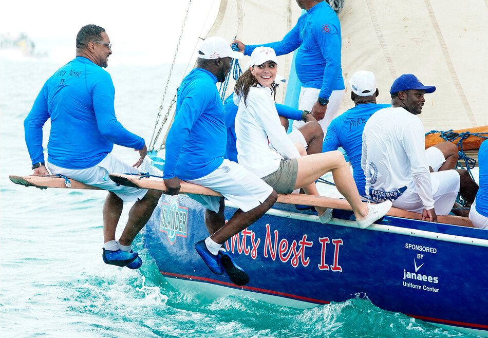 Кэтрин, герцогиня Кембриджская, на борту лодки с Багамской платиновой юбилейной парусной регаты в заливе Монтегю, одной из первых парусных регат на Багамах с начала пандемии, на седьмой день их тура по Карибский бассейн, 25 марта 2022 года, Нассау, Багамы