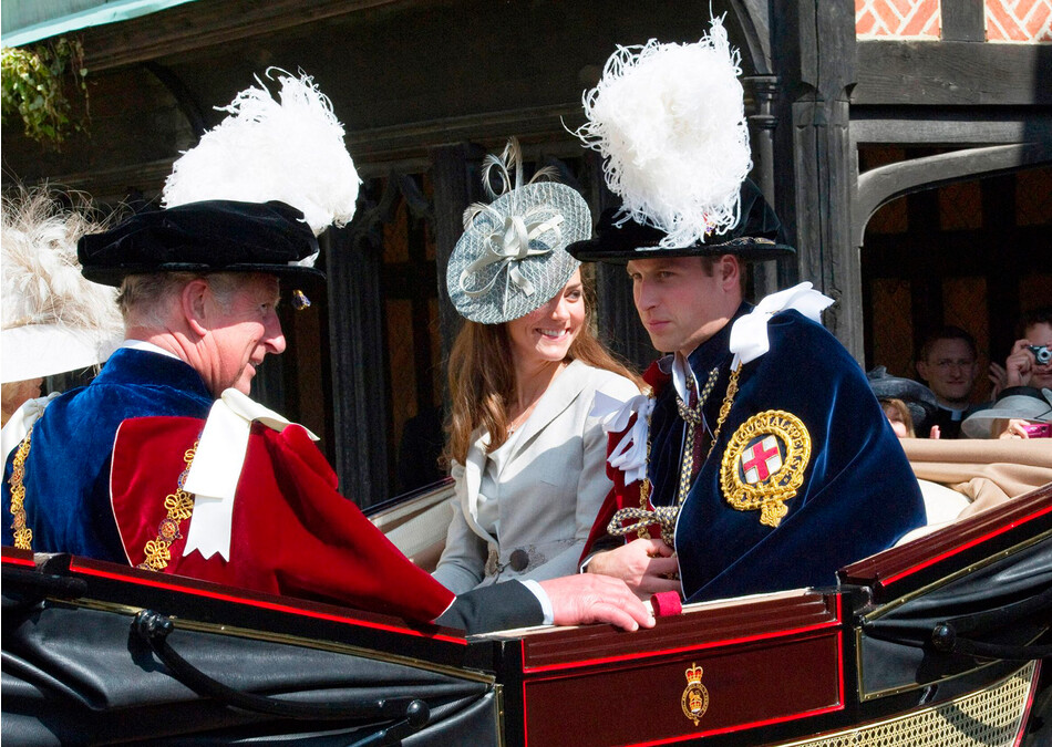 Кейт Миддлтон едет в одном экипаже с принцами Уильямом и Чарльзом во время праздничной церемонии Ордена Подвязки 13 июня 2011 года в Виндзоре, Англия