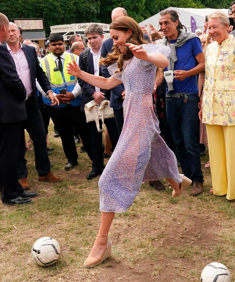 Кэтрин, герцогиня Кембриджская наносит удар по мячу во время визита на ипподром Ньюмаркет Роули Майл Корс в графстве Кембриджшир 23 июня 2022 года, Англия
