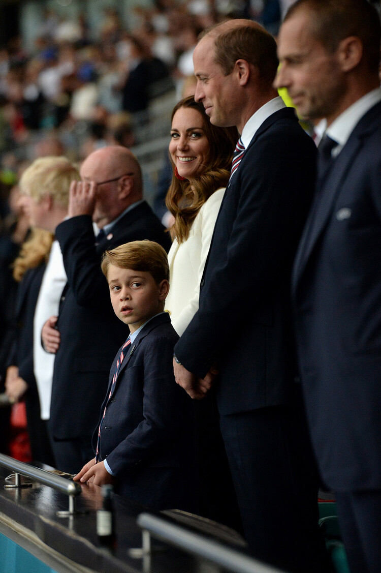 Принц Уильям и Кейт Миддлтон с принцем Джорджем на UEFA Euro 2020