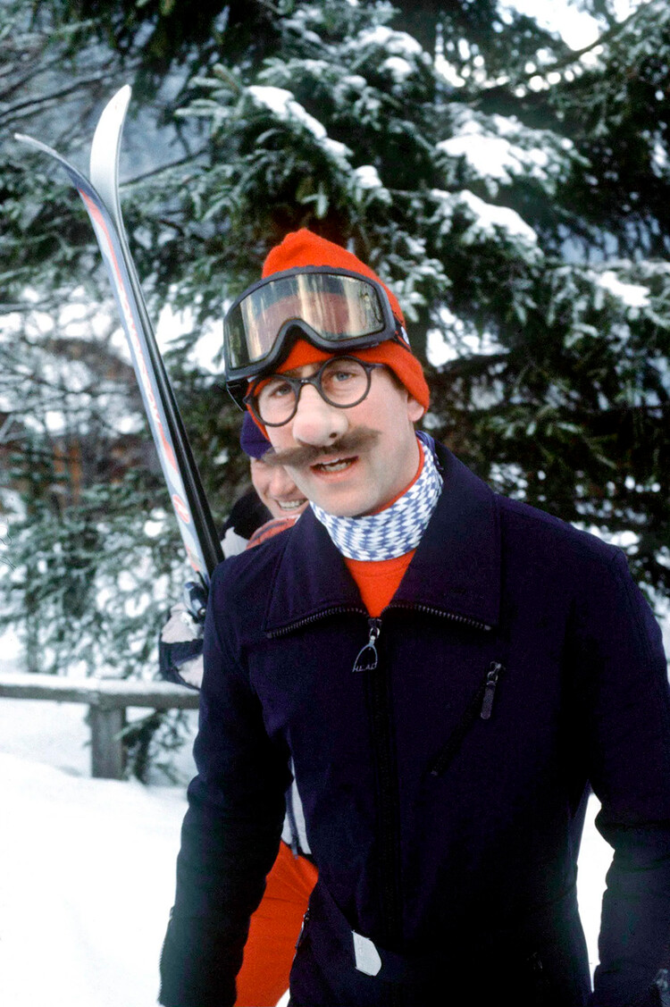 Принц Чарльз в шутливой маске дразнит журналистов во время лыжного отдыха в Клостерсе, Швейцария 23 января 1980 г.