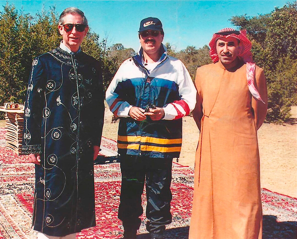 Принцу Чарльзу подарили сине-серебряную мантию во время визита в Саудовскую Аравию в 1998 году