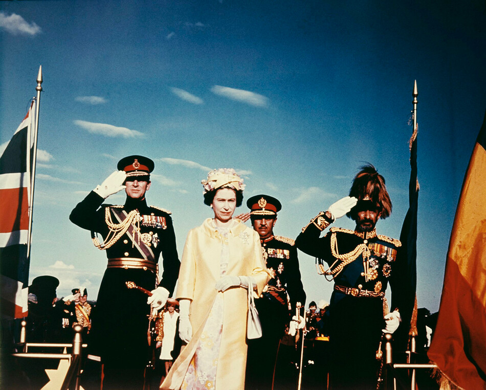 Королева Елизавета II и принц Филипп с императором Эфиопии Хайле Селассие I по прибытии в Аддис-Абебу во время государственного визита в Эфиопию, февраль 1965