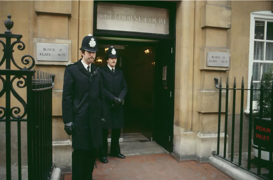 Полицейские охраняют вход в квартиру леди Дианы Спенсер в Колехерн-Корт в районе Редклифф-Гарденс, Лондон 1980