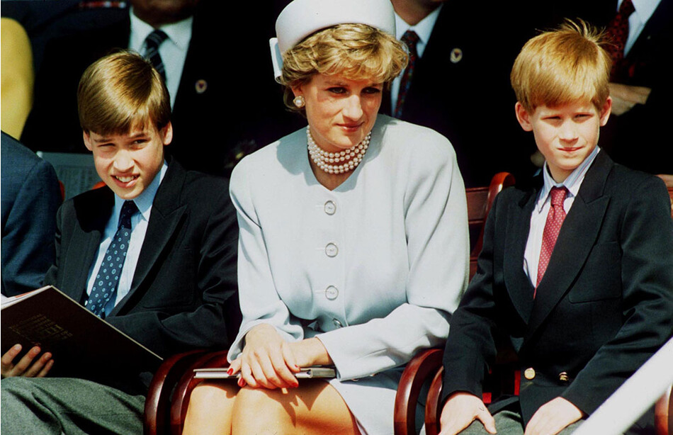 Принцесса Диана, принцесса Уэльская со своими сыновьями принцами Уильямом и принцами Гарри присутствуют на службе памяти глав государств VE в Гайд-парке 7 мая 1995 года в Лондоне, Англия