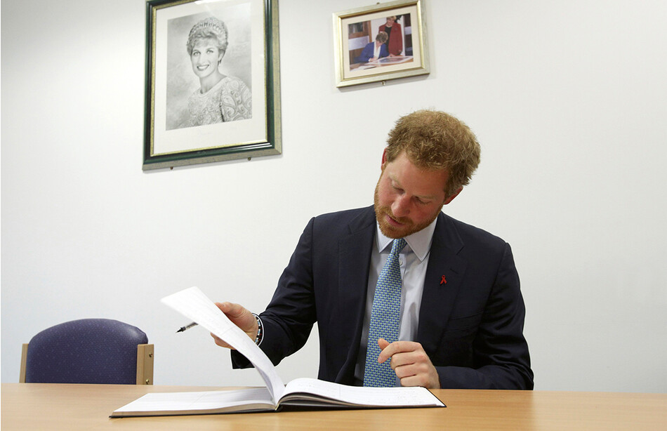 Принц Гарри напишет мемуары о своей жизни в королевской семье