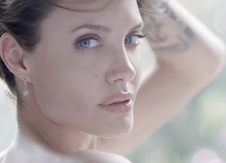 Анджелина Джоли в соблазнительной рекламной кампании аромата Mon Guerlain