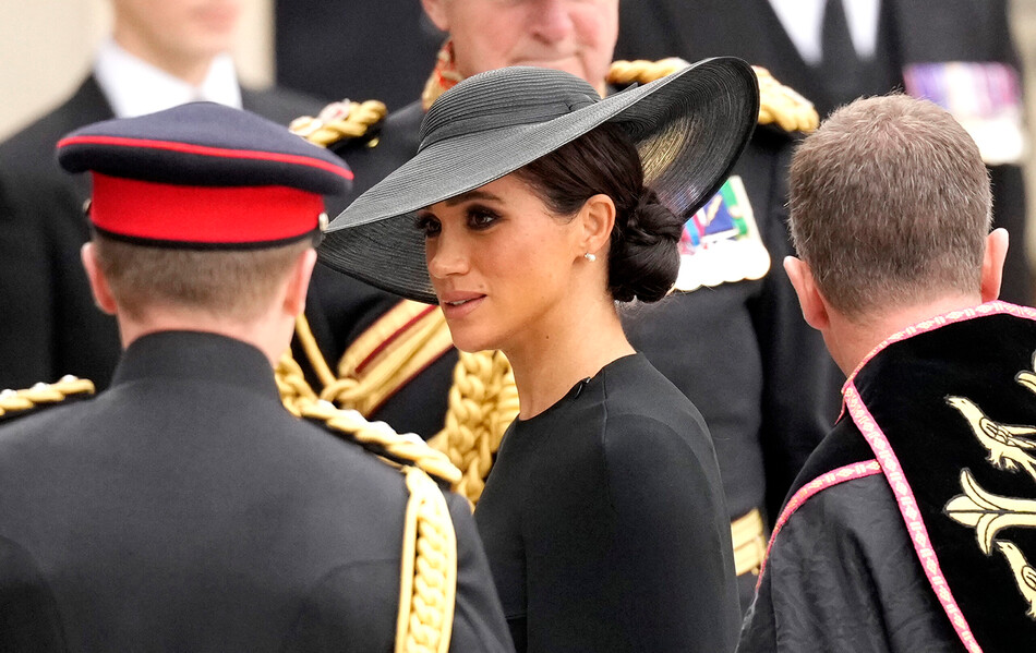 Меган Маркл прибывает на государственную церемонию похорон королевы Елизаветы II в Вестминстерском аббатстве, 19 сентября 2022 года в Лондоне, Англия