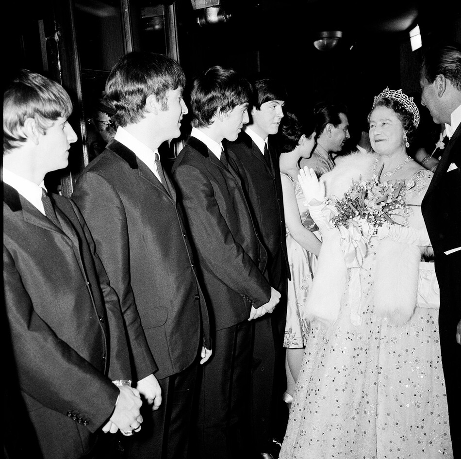 Встреча The Beatles с Её Королевским Высочеством королевой Елизаветой, королевой-матерью, после выступления в Театре принца Уэльского в Лондоне, понедельник, 4 ноября 1963