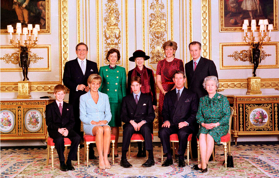 Официальный портрет королевской семьи в день конфирмации принца Уильяма в Виндзорском дворце, 9 марта 1997 года. На фотографии изображены Уильям, принц Гарри, принц и принцесса Уэльские, королева, король Константин, леди Сьюзан Хасси, принцесса Александра, герцогиня Вестминстерская и лорд Ромси