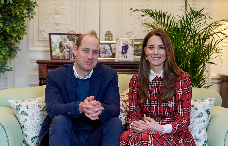 Принц Уильям и Кейт Миддлтон в рабочем кабинете Кенсингтонского дворца во время записи первого видеообращения для запуска YouTube канала герцогов Кембриджских, Англия 2021