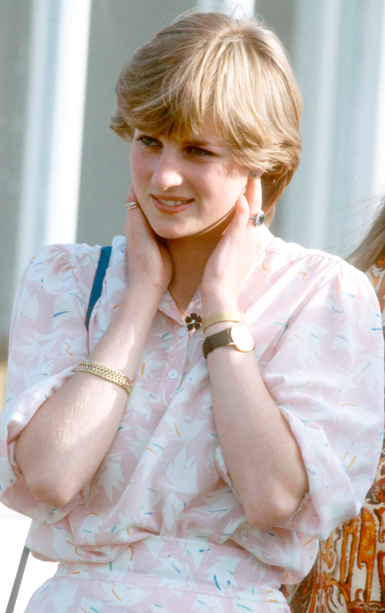Леди Диана Спенсер с двумя часами и золотым браслетом, подаренным принцем Чарльзом на день рождения, 26 июля 1981 года в Виндзоре, Великобритания