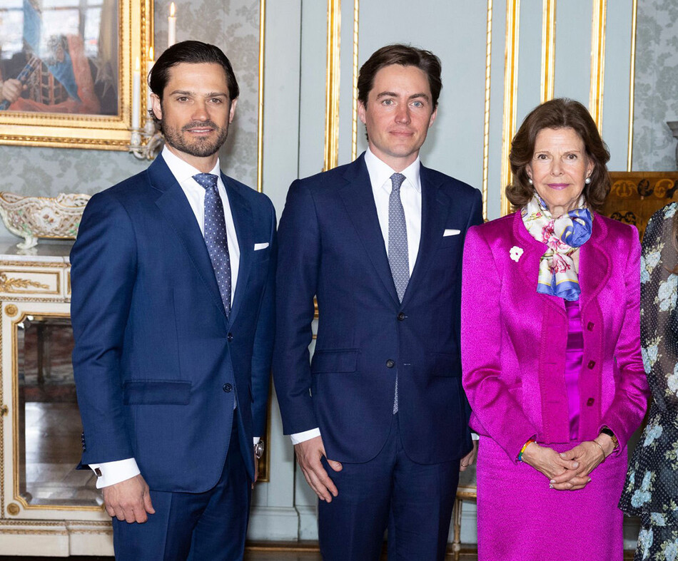 Принц Швеции Карл Филипп с Эдоардо Мапелли Моцци и королевой Швеции Сильвией позируют для официального портрета во время открытия Всемирной ассамблеи дислексии в Швеции в библиотеке Бернадотт в Стокгольмском дворце в апреле 27 декабря 2022 года в Стокгольме, Швеция