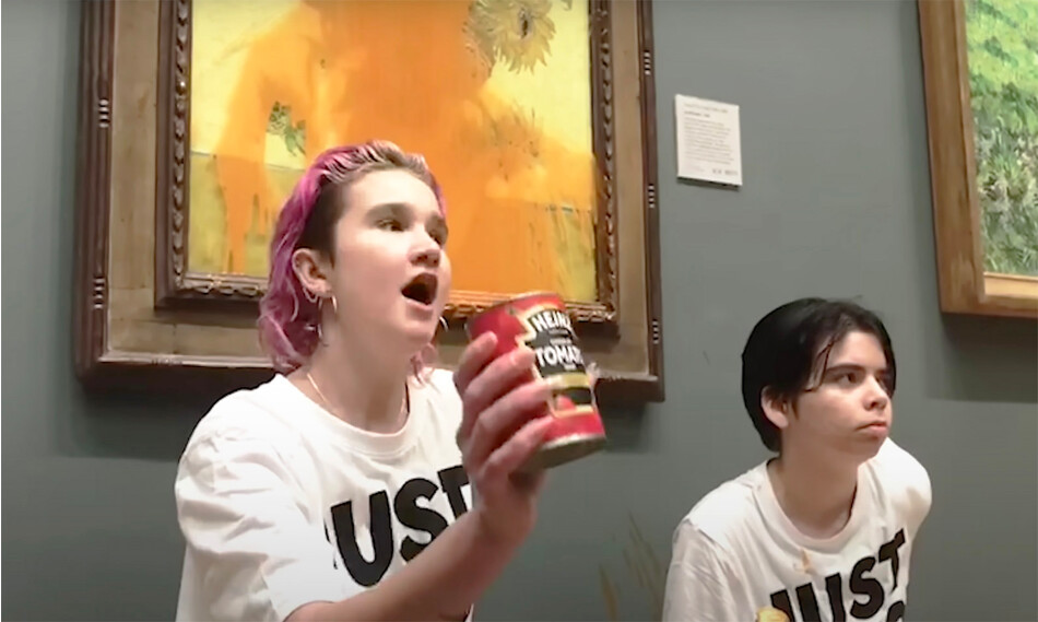 Экоактивисты Just Stop Oil облили томатным супом из консервной банки картину Ван Гога &laquo;Подсолнухи&raquo; в Национальной галерее 14 октября 2022 г., Лондон, Англия