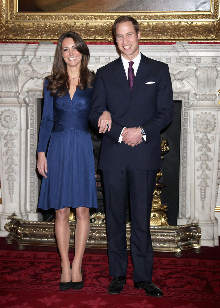 Принц Уильям и Кейт Миддлтон во дворце Сент-Джеймс 16 ноября 2010 года в Лондоне, Англия