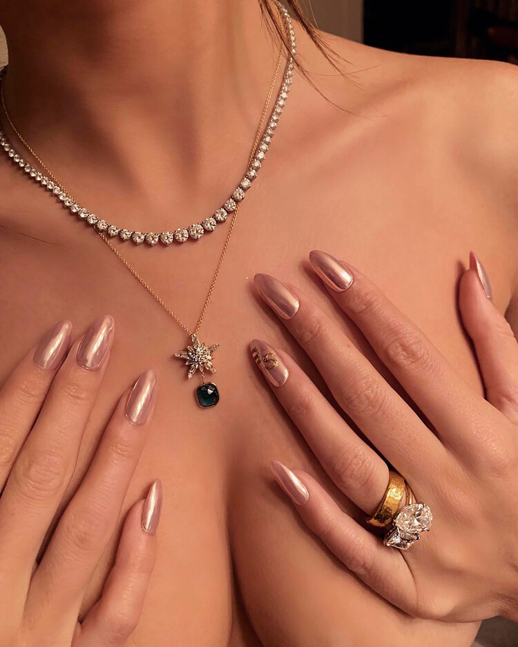 Эмили Ратаковски показала своё необычное обручальное кольцо