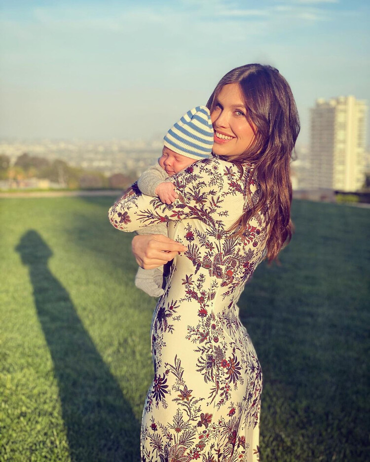 Дарья Жукова с младенцем на руках фото