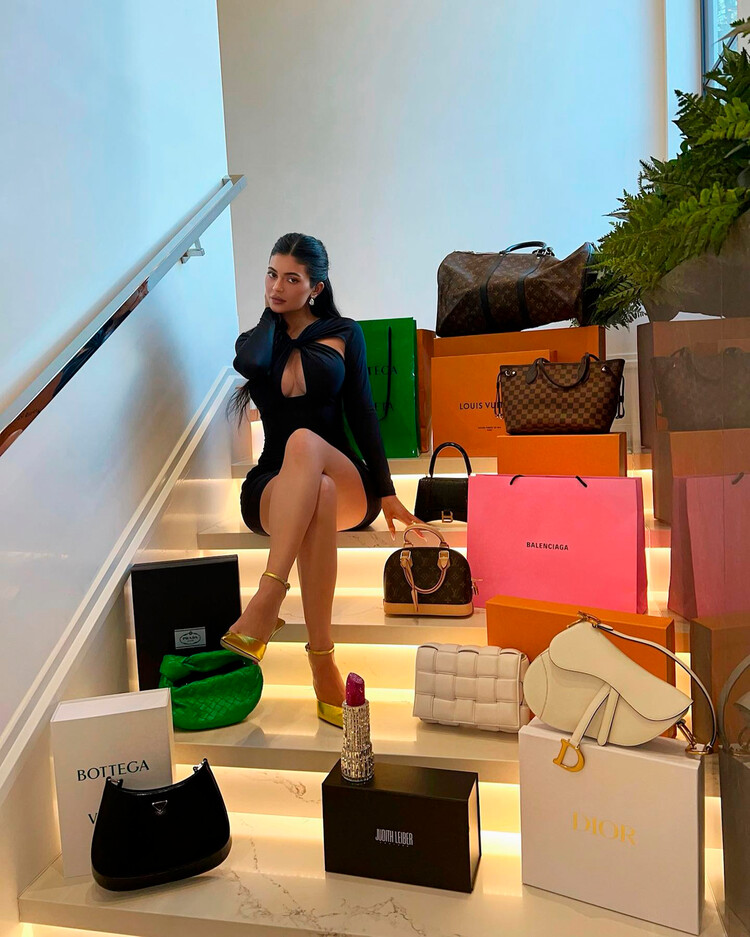 В честь своего дня рождения Кайли Дженнер устроила розыгрыш коллекции сумок и $70 000 наличными