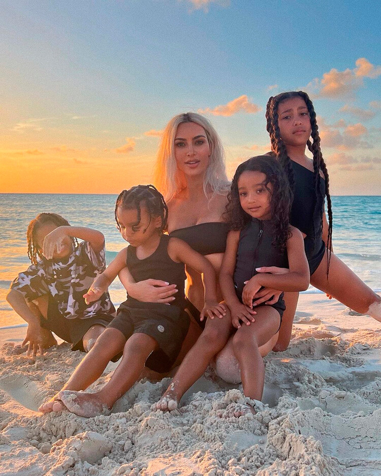 Ким Кардашьян порадовала пляжной фотосессией с детьми во время летнего отдыха на островах Теркс и Кайко