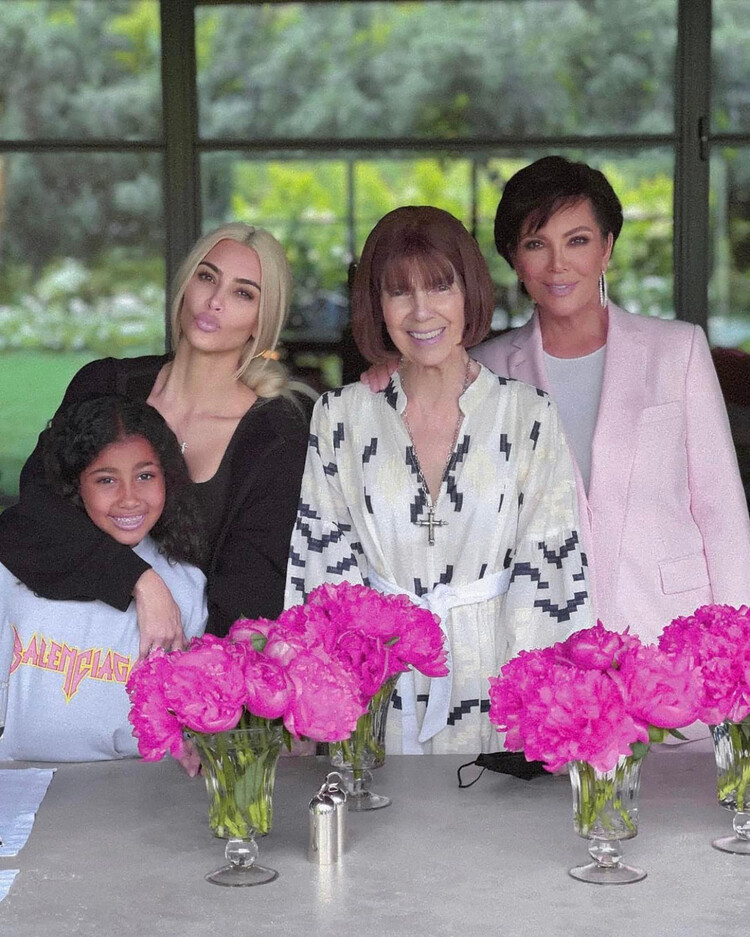 Бабушка Ким Кардашьян, Мэри Джо Кэмпбелл на поздравительной открытие с Днем матери, 2022 года