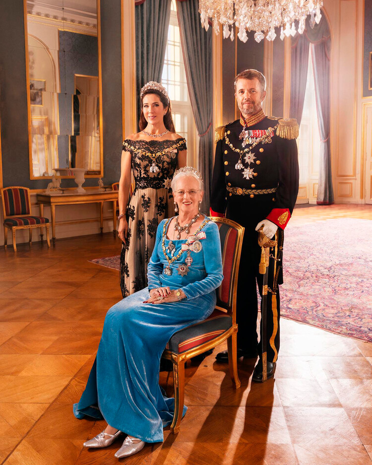 Королева Дании Маргрете II с кронпринцем Фредериком и кронпринцессой Мэри, 10 сентября 2022 года в Копенгагене, Дания