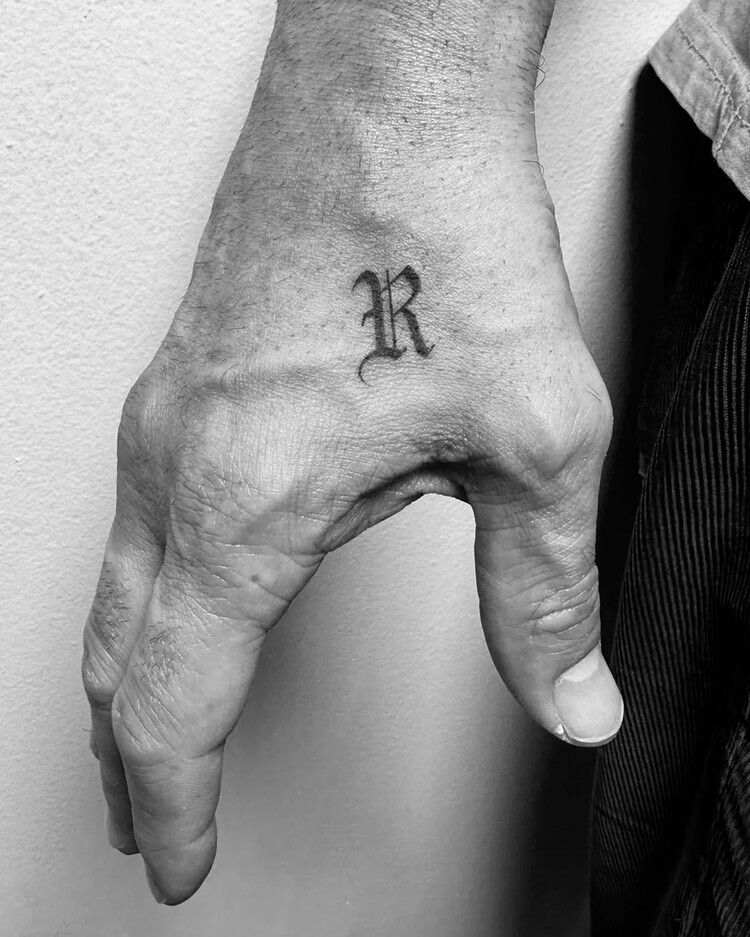 Тайка Вайтити сделал тату&nbsp;в виде буквы R на руке рядом с большим пальцем