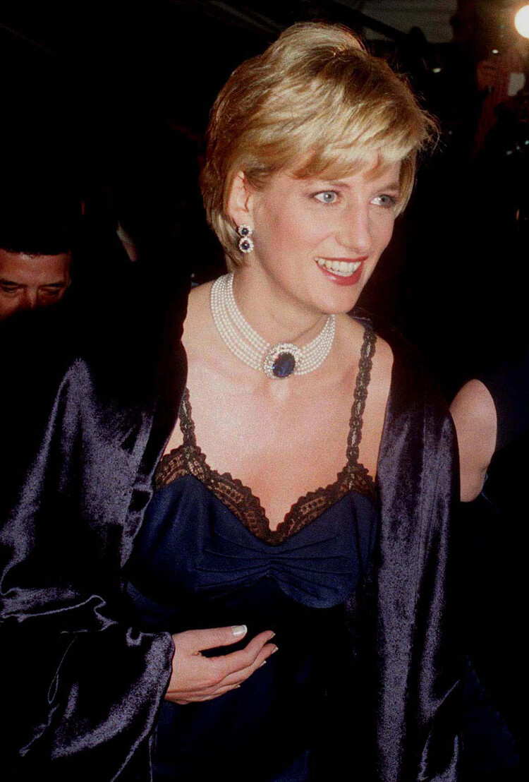 Принцесса Диана несколько раз носила потрясающие серьги-подвески, в том числе на Met Gala 1996 года