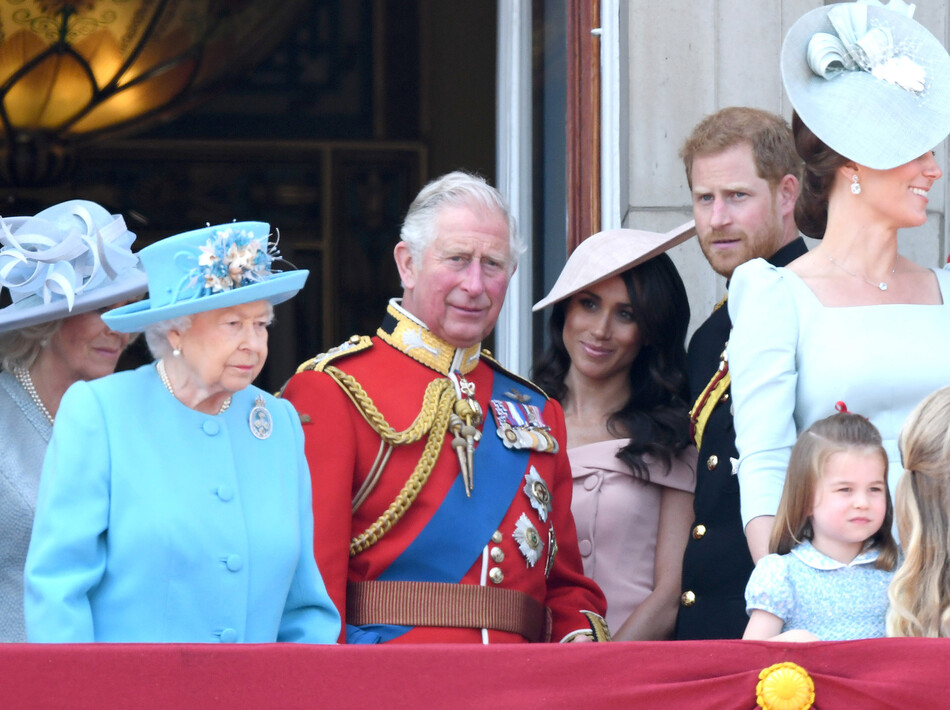 Королева Елизавета II и принц Чарльз с сыном, принцем Гарри и его женой, Меган Маркл, а также другими членами королевской семьи на балконе Букингемского дворца 9 июня 2018 года в Лондоне, Англия