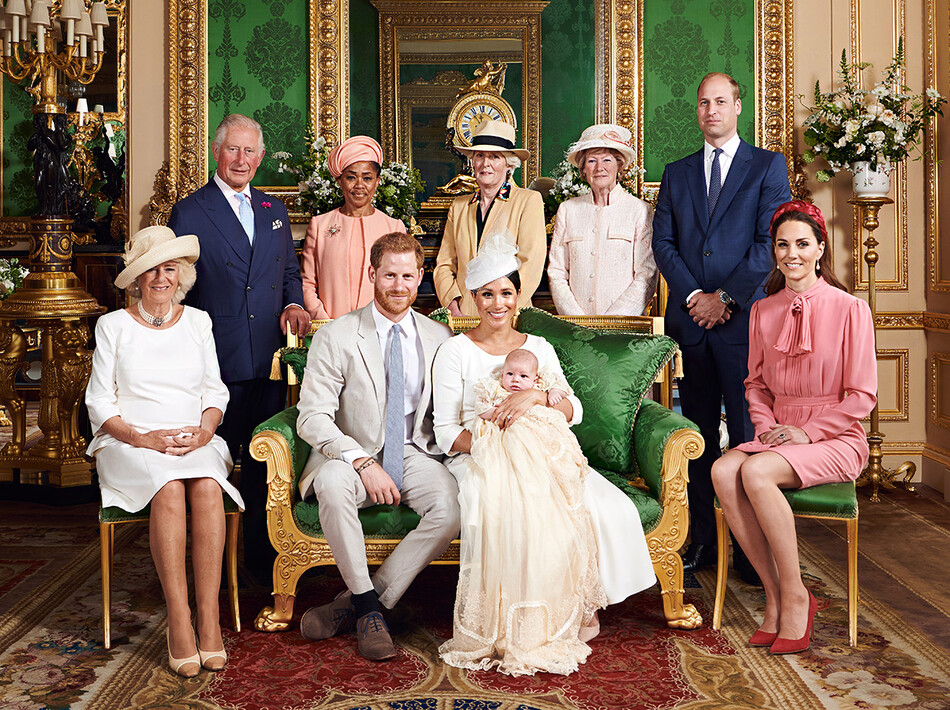 Члены королевской семьи после крещения Арчи Харрисона Маунтбеттен-Виндзор в Зелёной гостиной Виндзорского замка 6 июля 2019 года в Виндзоре