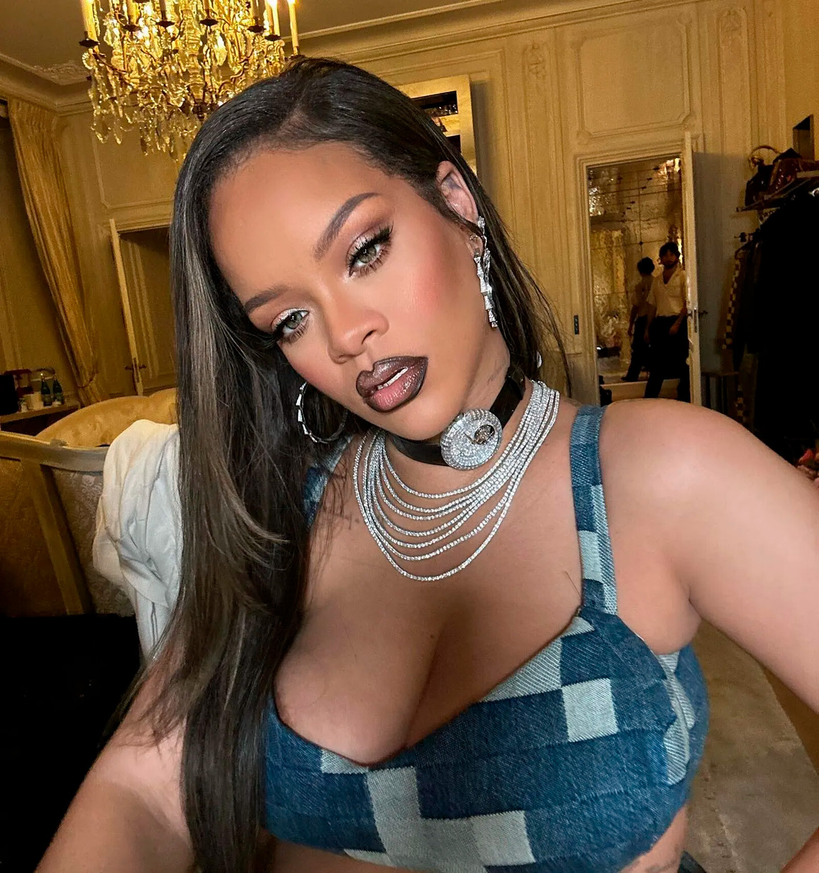 Rihanna-choker-watch-1123-01-Mainstyle.jpg
