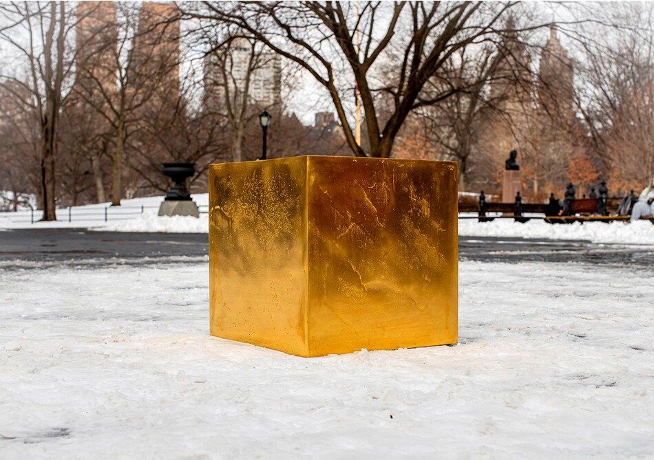 В заснеженном Центральном парке Нью-Йорка появился солнечный куб из 200 килограммов чистого золота, 2022